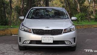 KIA Forte 2018 a prueba Todo sigue igual pero ahora con un motor más eficiente [upl. by Lednyk]