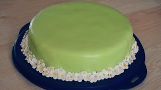 Backvideo Fondant Torte Erdbeer Yogurette Füllung [upl. by Corliss638]